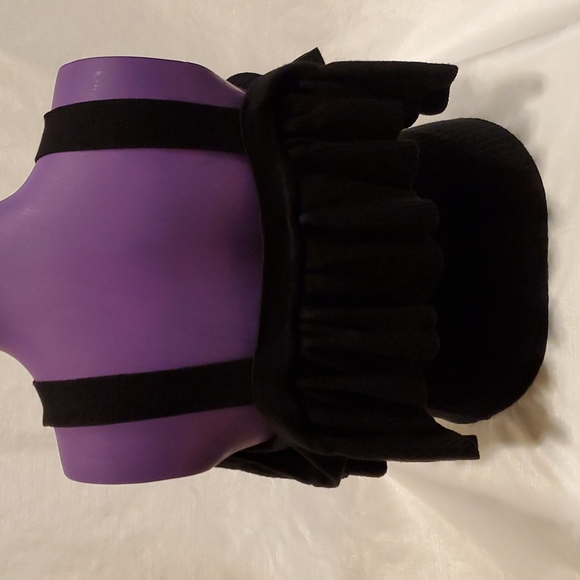 SZ. MEDIUM CHARLOTTE RUSSE BLACK RUFFLED RIBBED KNIT COLD SHOULDER TOP - Picture 3 of 8